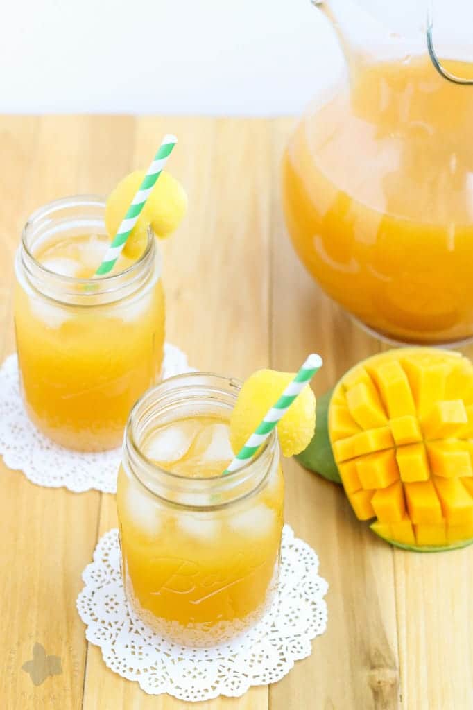 This Mango Green Tea Lemonade is the perfect thirst quencher for those long hot days of summer. Sweet mangoes pair perfectly with sour lemons and the bright taste of green tea making this drink both refreshing and addictive. | Strawberry Blondie Kitchen