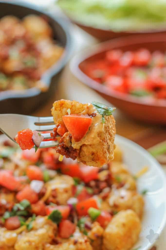 A classic twist on nachos, these Queso Fundido Totchos are a crowd pleaser. Serve them up for tailgating, an at home football party or serve them for dinner. Whatever you choose, they're sure to be a TOUCHDOWN and will have your guests going back for seconds! | Strawberry Blondie Kitchen