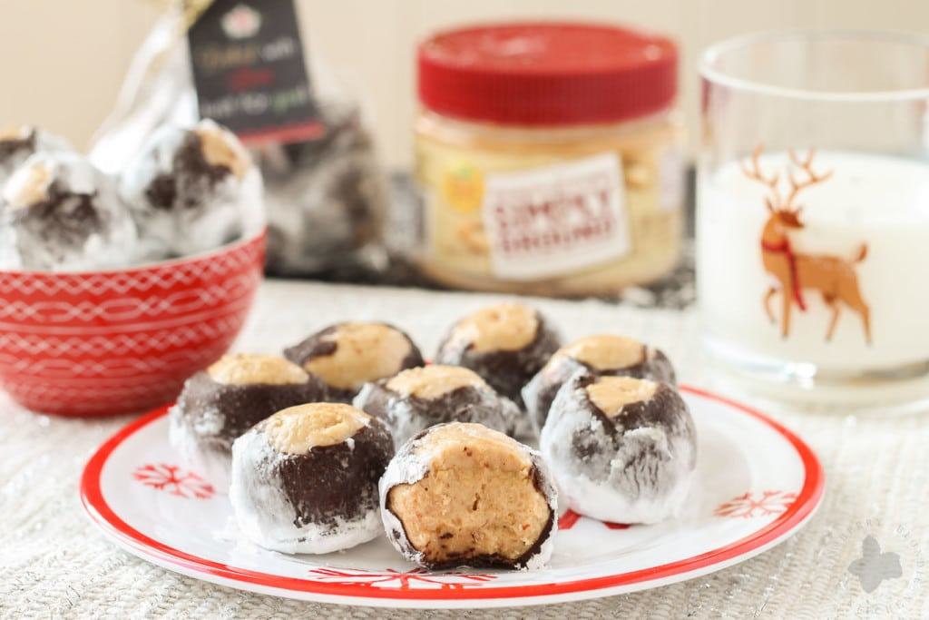 Creamy with a little bit of crunch, Peter Pan® Simply Ground Peanut Butter works beautifully in these Puppy Chow Truffles. Peanut butter balls dipped in chocolate and rolled in powdered sugar are the perfect treat to pass out to all your friends, family and coworkers this holiday season. Bonus-free printable holiday cookie gift tag! No excuses! | Strawberry Blondie Kitchen