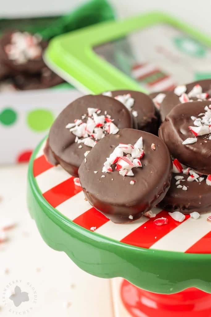 Peppermint and Chocolate are a match made in cookie heaven in these Chocolate Peppermint Cookies. With a light sprinkling of candy canes on top, these would make a festive addition to your holiday cookie tray this year! | Strawberry Blondie Kitchen