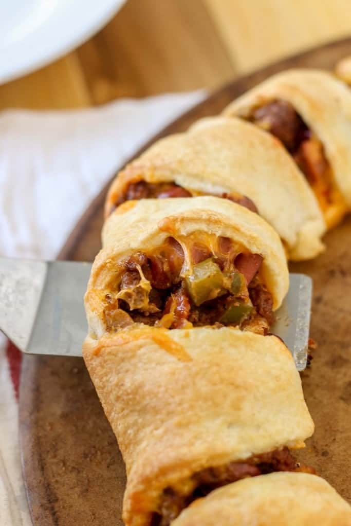 The flavors of an American classic, the chili cheese dog, have been rolled up into a crescent ring to bring you the ultimate game time food. You'll please even the pickiest of eaters with this Chili Cheese Dog Crescent Ring during dinnertime or any occasion. | Strawberry Blondie Kitchen