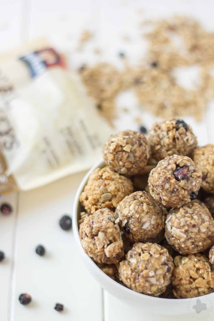 These 4 ingredient, no bake, Blueberry Muffin Energy Bites are the perfect grab and go breakfast or snack. Packed with good for you super grains and seeds, these will be your new and nutritious way to start your day or tackle your afternoon to do list! | Strawberry Blondie Kitchen