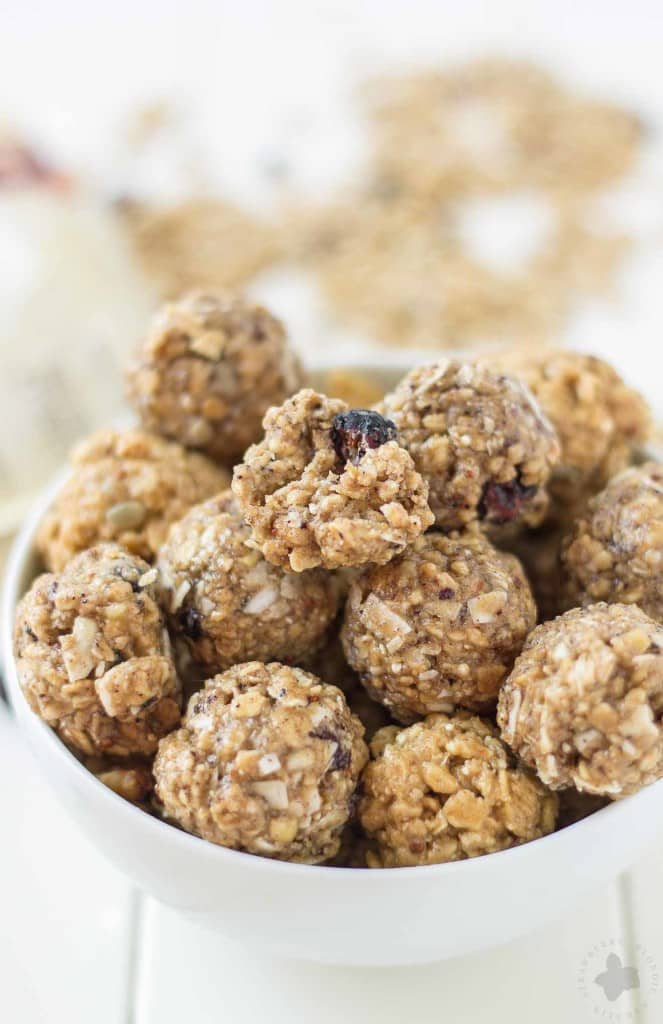 These 4 ingredient, no bake, Blueberry Muffin Energy Bites are the perfect grab and go breakfast or snack. Packed with good for you super grains and seeds, these will be your new and nutritious way to start your day or tackle your afternoon to do list! | Strawberry Blondie Kitchen
