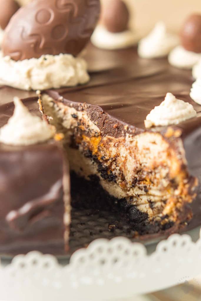 Layers of chocolate cookie crust, peanut butter cheesecake, BUTTERFINGER® Cup Eggs, chocolate ganache and peanut butter frosting, this BUTTERFINGER® Cheesecake Pie is a peanut butter lovers dream! | Strawberry Blondie Kitchen
