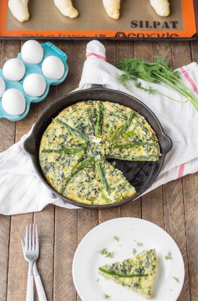 Bursting with springtime flavors, this Asparagus and Spinach Frittata is the perfect dish to wake up to in the morning. Fresh asparagus, spinach and tangy goat cheese pair nicely to give you a healthy balanced breakfast, snack or meal any time | Strawberry Blondie Kitchen