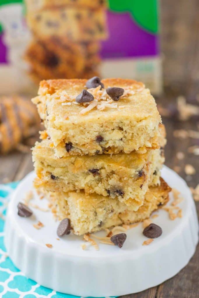 These Pillsbury Pillsbury Girl Scouts Baking Mixes feature the flavor of Samoas in their Caramel and Coconut Blondies and Thin Mint Cookies in their Thin Mint Brownies. All I can say is, Pillsbury nailed it. Now you can enjoy the flavor of Girl Scout cookies all year long! | Strawberry Blondie Kitchen