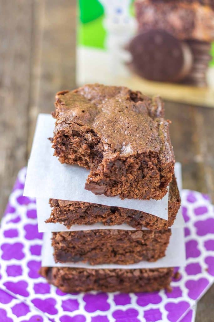 These Pillsbury Pillsbury Girl Scouts Baking Mixes feature the flavor of Samoas in their Caramel and Coconut Blondies and Thin Mint Cookies in their Thin Mint Brownies. All I can say is, Pillsbury nailed it. Now you can enjoy the flavor of Girl Scout cookies all year long! | Strawberry Blondie Kitchen