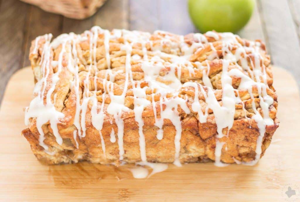 Apple Pie Pull Apart Bread is filled with chopped apples, cinnamon, brown sugar and drizzled with a cream cheese glaze. Sure to give Apple Pie a run for its money! | Strawberry Blondie Kitchen