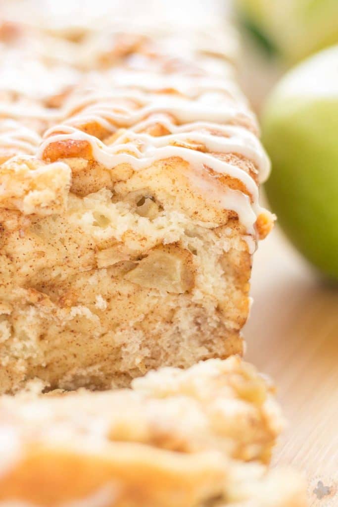 Apple Pie Pull Apart Bread is filled with chopped apples, cinnamon, brown sugar and drizzled with a cream cheese glaze. Sure to give Apple Pie a run for its money! | Strawberry Blondie Kitchen