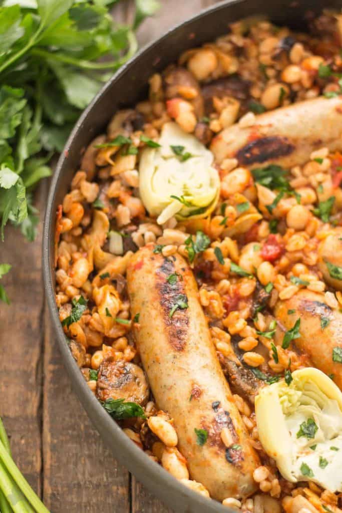 One Pan Tuscan Italian Sausages is a delicious savory dish packed with the big flavors featuring Bertolli pasta sauce cannellini beans, mushrooms, artichokes and nutty farro. Bring the flavors of Tuscany right into your kitchen! | Strawberry Blondie Kitchen