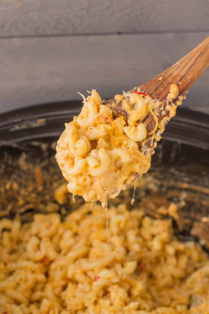 The cheesiest, creamiest, easiest and very BEST Slow Cooker Macaroni and Cheese to have your family begging for more! | Strawberry Blondie Kitchen