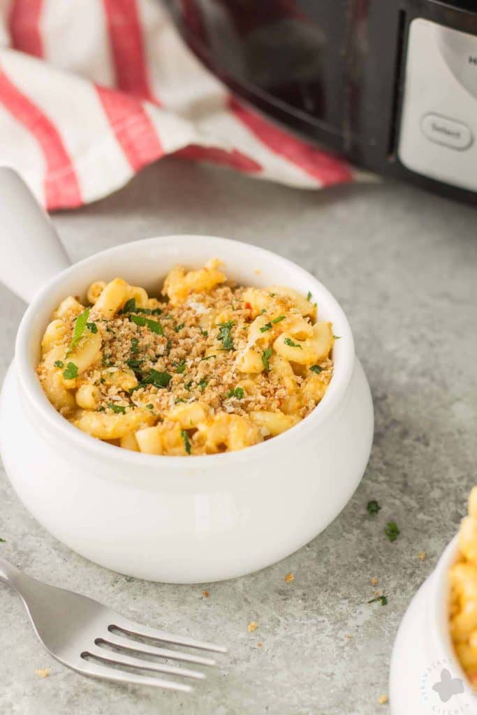 The cheesiest, creamiest, easiest and very BEST Slow Cooker Macaroni and Cheese to have your family begging for more! | Strawberry Blondie Kitchen