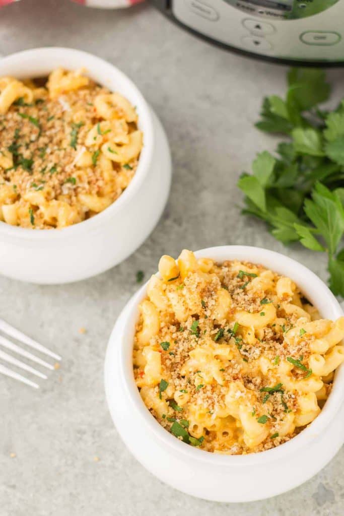 The cheesiest, creamiest, easiest and very BEST Slow Cooker Macaroni and Cheese to have your family begging for more! | Strawberry Blondie Kitchen