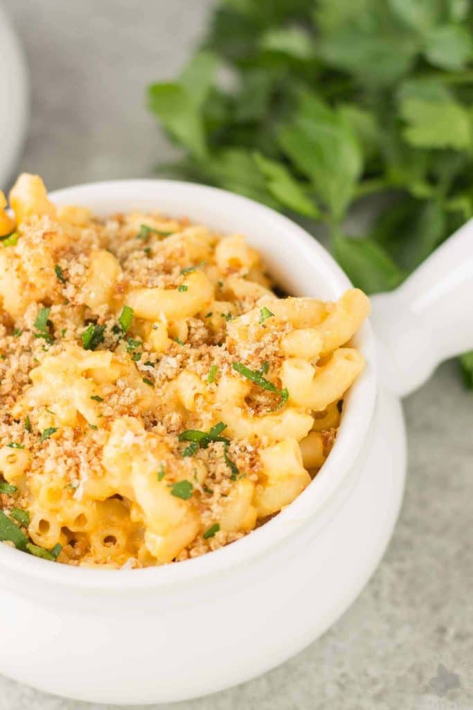 The cheesiest, creamiest, easiest and very BEST Slow Cooker Macaroni and Cheese to have your family begging for more! | Strawberry Blondie Kitchen