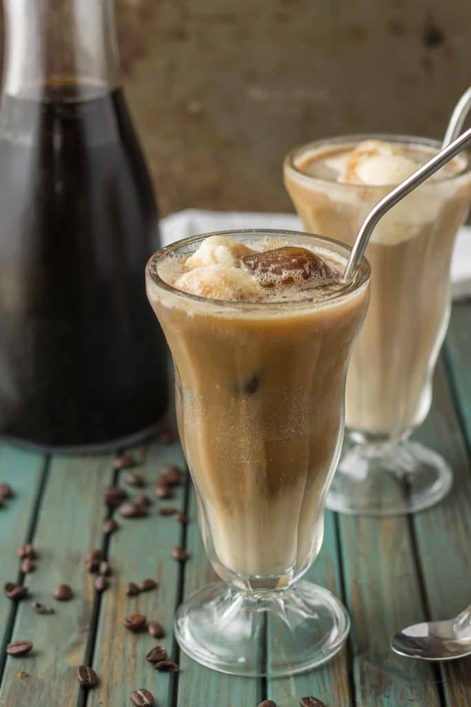 Have your coffee and your dessert too with this Coffee Cooler Float. Cold brew is combined with root beer, cream and vanilla ice cream to give you the ultimate in coffee indulgence! | Strawberry Blondie Kitchen