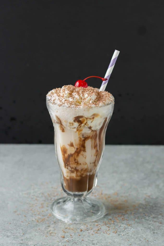 Chocolatey, fizzy and with swirls of caramel delight ice cream, this Chocolatey Caramel Delight Fizzy Soda will you help beat the heat! | Strawberry Blondie Kitchen