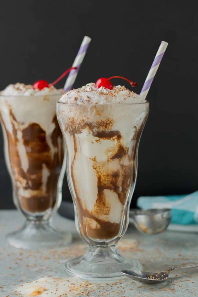 Chocolatey, fizzy and with swirls of caramel delight ice cream, this Chocolatey Caramel Delight Fizzy Soda will you help beat the heat! | Strawberry Blondie Kitchen