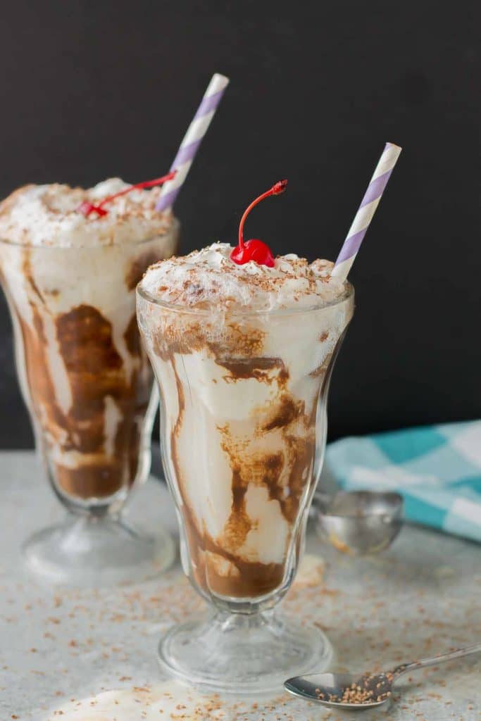 Chocolatey, fizzy and with swirls of caramel delight ice cream, this Chocolatey Caramel Delight Fizzy Soda will you help beat the heat! | Strawberry Blondie Kitchen