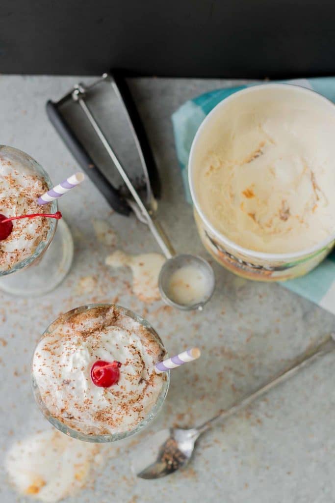 Chocolatey, fizzy and with swirls of caramel delight ice cream, this Chocolatey Caramel Delight Fizzy Soda will you help beat the heat! | Strawberry Blondie Kitchen