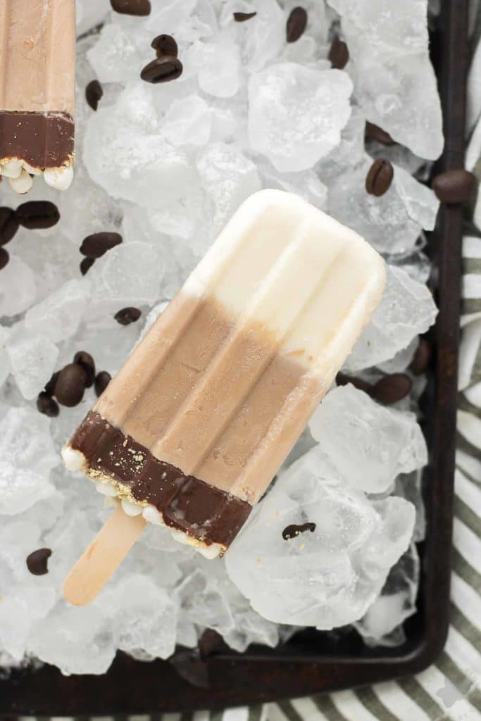 All the flavors you love of s'mores and coffee combined to give you one deliciously cool, refreshing and caffeine spiked popsicle. | Strawberry Blondie Kitchen