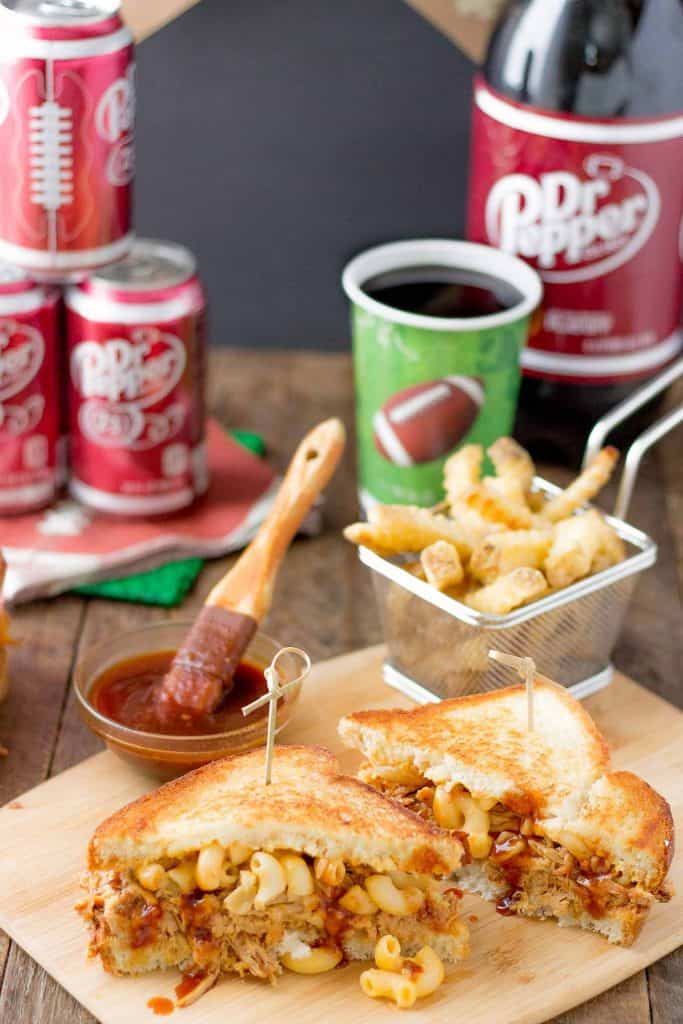 These Dr Pepper Pulled Pork n Mac Sandwiches are a combination of sweet, sharp and tangy. They’re amazing for to feed a crowd on game day, just bring extra napkins.  | Strawberry Blondie Kitchen