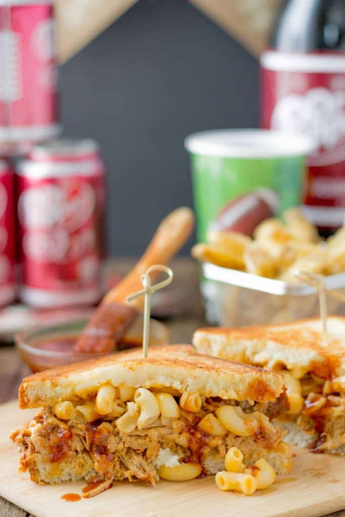 These Dr Pepper Pulled Pork n Mac Sandwiches are a combination of sweet, sharp and tangy. They’re amazing for to feed a crowd on game day, just bring extra napkins.  | Strawberry Blondie Kitchen