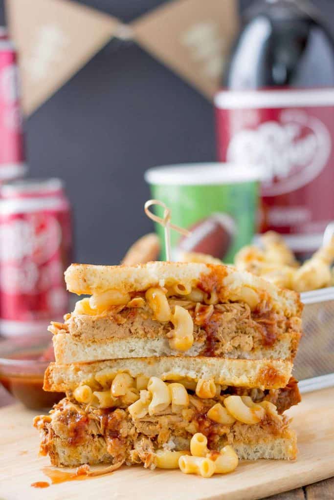 These Dr Pepper Pulled Pork n Mac Sandwiches are a combination of sweet, sharp and tangy. They’re amazing for to feed a crowd on game day, just bring extra napkins.  | Strawberry Blondie Kitchen