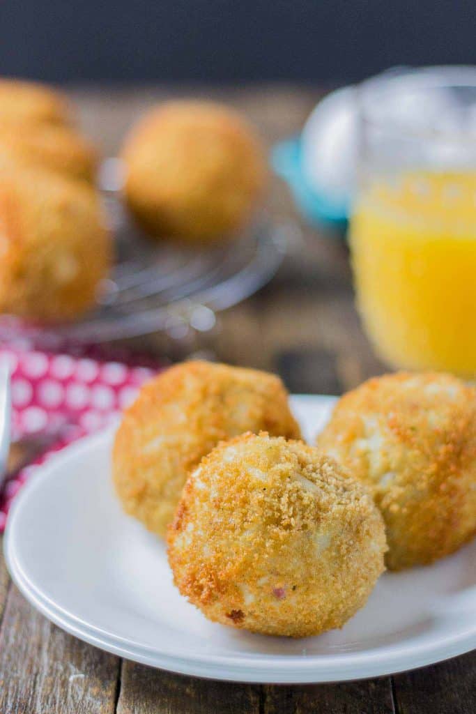 Crispy, crunchy and packed with ham and cheesy goodness, these Ham and Cheese Stuffed Hash Brown Balls should be on your next breakfast and brunch table! | Strawberry Blondie Kitchen