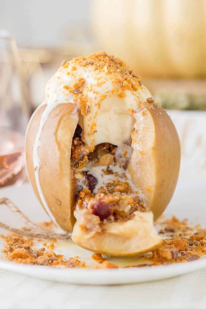 Crisp and sweet Fuji apples, stuffed with crumb topping and Butterfinger brings your Friendsgiving dessert table to the next level! | Strawberry Blondie Kitchen