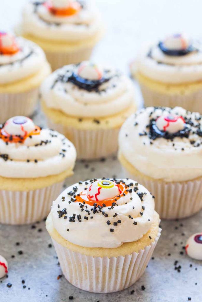 These Homemade Vanilla Eyeball Halloween Cupcakes are simple to make, adorable and are perfect for Halloween!