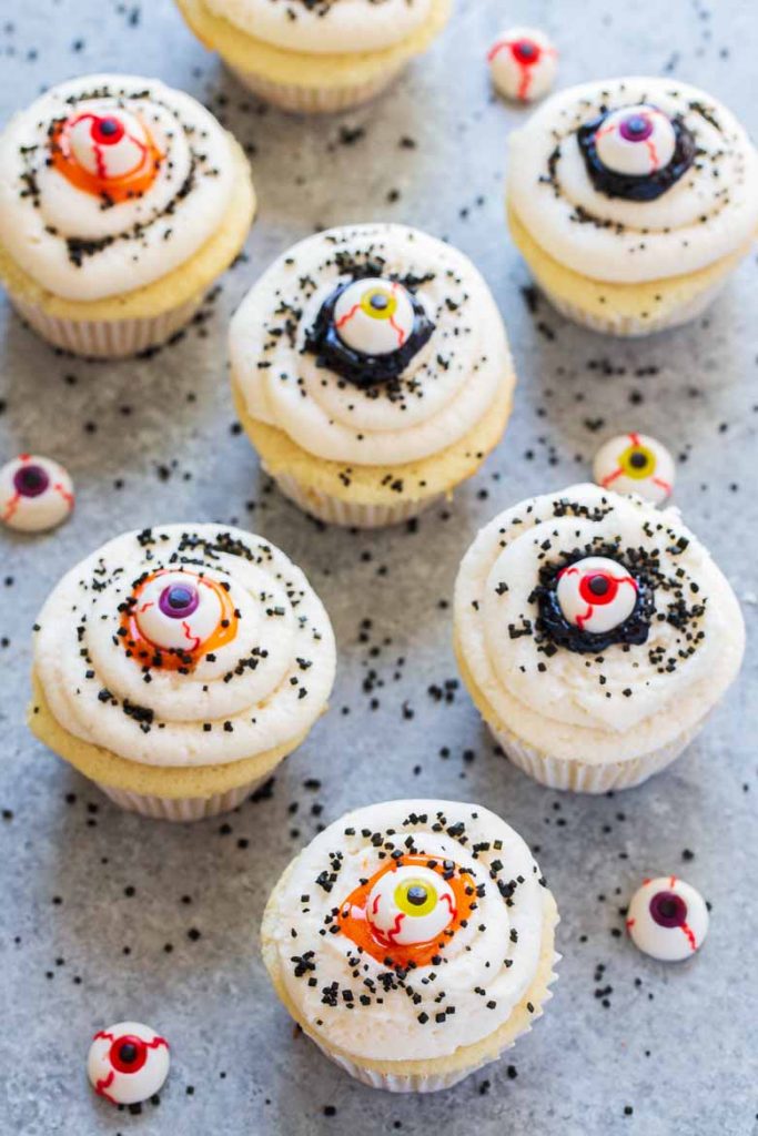 These Homemade Vanilla Eyeball Halloween Cupcakes are simple to make, adorable and are perfect for Halloween!