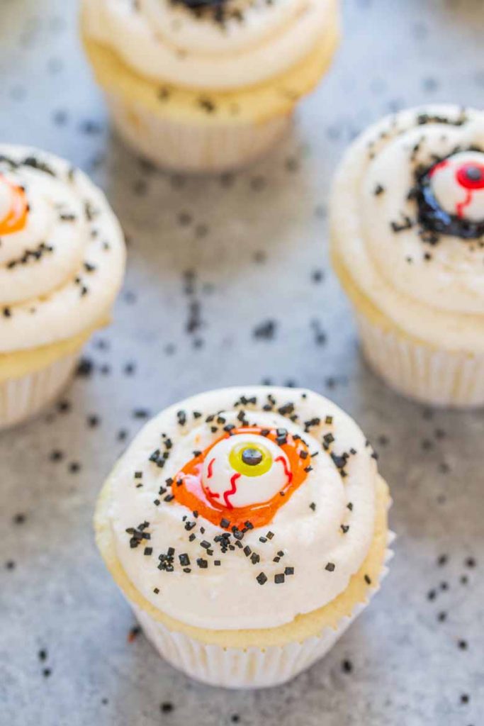 These Homemade Vanilla Eyeball Halloween Cupcakes are simple to make, adorable and are perfect for Halloween!