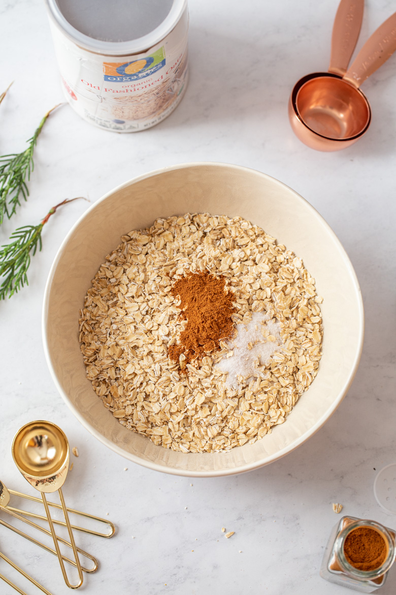 Mix rolled oats, cinnamon and salt in a bowl.