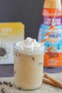 Kick start this fall season with a Pumpkin Pie Spice Chai Tea Latte. Pumpkin Pie creamer blended with seasonal spices such as cinnamon, ginger and cardamom in chai tea, meld together perfectly to bring you a delightfully warm {or iced latte} perfect for those crisp autumn mornings. | Strawberry Blondie Kitchen