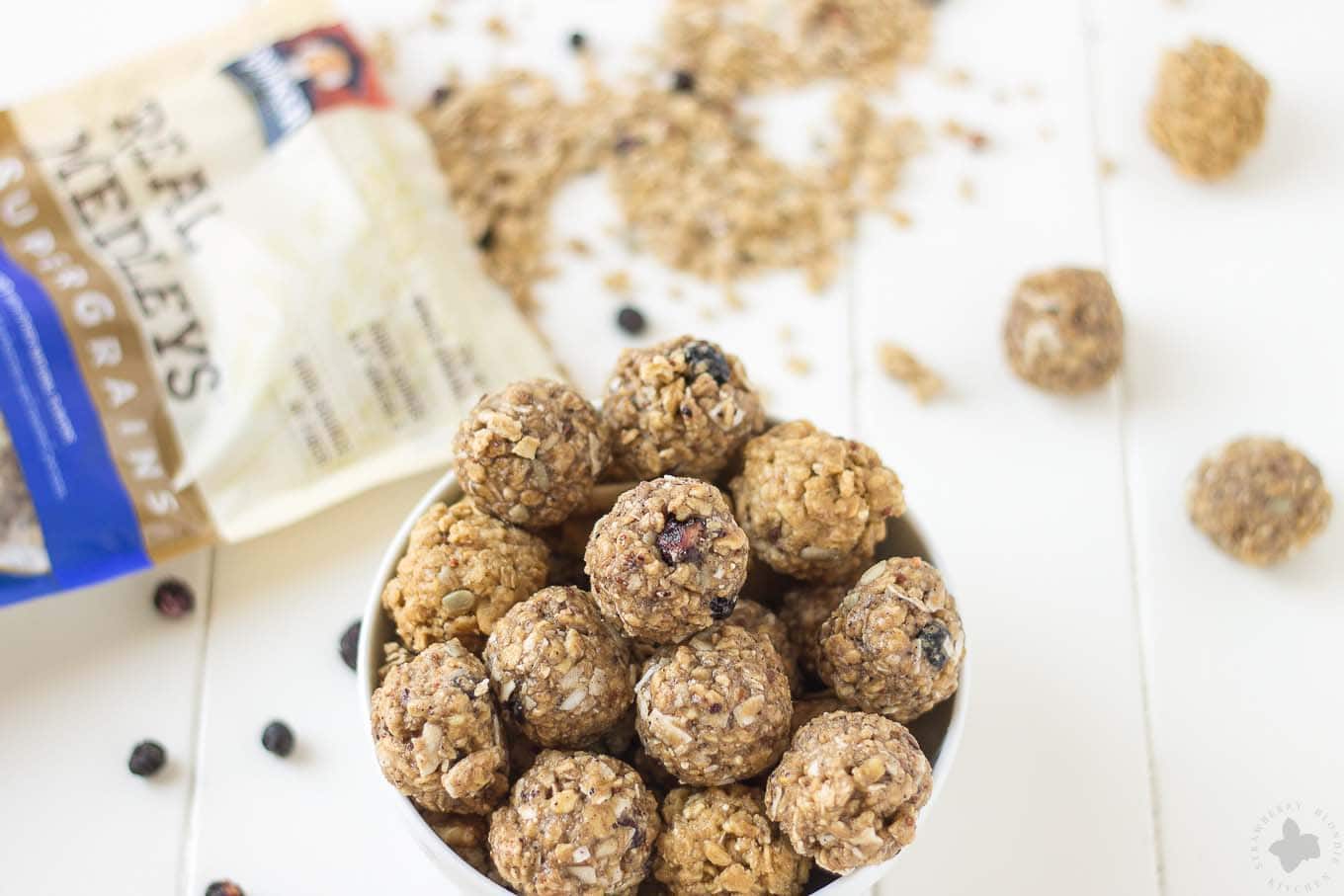 These 4 ingredient, no bake, Blueberry Muffin Energy Bites are the perfect grab and go breakfast or snack. Packed with good for you super grains and seeds, these will be your new and nutritious way to start your day or tackle your afternoon to do list! | Strawberry Blondie Kitchen