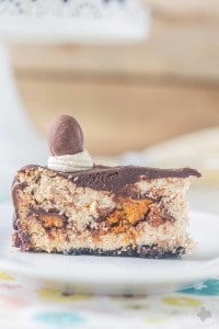 Layers of chocolate cookie crust, peanut butter cheesecake, BUTTERFINGER® Cup Eggs, chocolate ganache and peanut butter frosting, this BUTTERFINGER® Cheesecake Pie is a peanut butter lovers dream! | Strawberry Blondie Kitchen