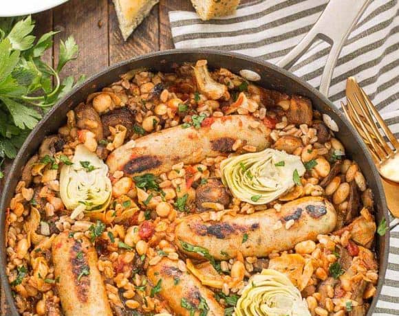 One Pan Tuscan Italian Sausages is a delicious savory dish packed with the big flavors featuring Bertolli pasta sauce cannellini beans, mushrooms, artichokes and nutty farro. Bring the flavors of Tuscany right into your kitchen! | Strawberry Blondie Kitchen