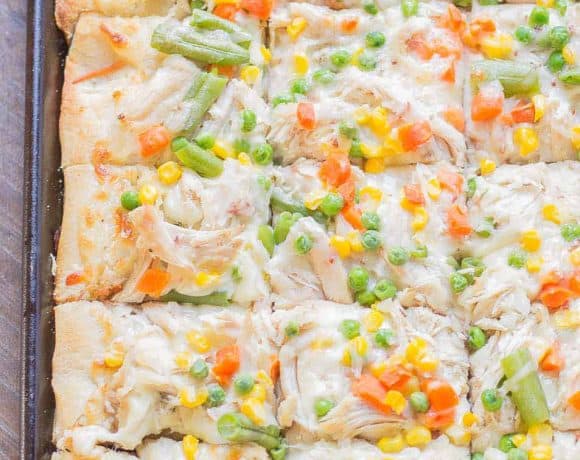 No one will be able to say no to Leftover Turkey Pot Pie Slab Pizza. Filled with extra cheese, vegetables and turkey, this pizza tastes exactly like a delicious pot pie! Perfect for game day, feeding a crowd and using up Thanksgiving leftovers! | Strawberry Blondie Kitchen