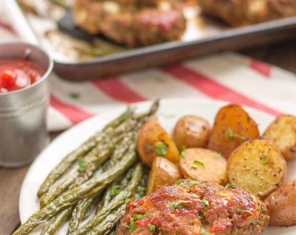Sheet Pan Mini Meatloaves with Potatoes & Green Beans is the ultimate comfort food, cooked on one pan for easy cleanup. Now that's what I can a winner-winner, meatloaf dinner! | Strawberry Blondie Kitchen