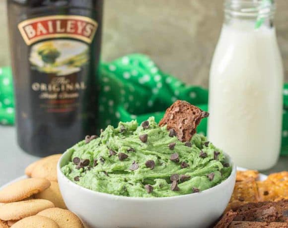 This Baileys Mint Chocolate Chip Dip is perfect for mint chocolate lovers and for when you need a tasty dessert for St. Patrick's Day! | Strawberry Blondie Kitchen
