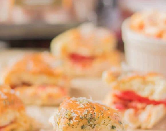 A twist on the classic hot brown, these Kentucky Hot Brown Sliders feature Castle Wood Reserve® honey turkey breast, homemade pimento cheese, bacon and tomatoes. The perfect appetizer to add to your Kentucky Derby Party. | Strawberry Blondie Kitchen
