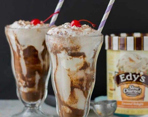 Chocolatey, fizzy and with swirls of caramel delight ice cream, this Chocolatey Caramel Delight Fizzy Soda will you help beat the heat! | Strawberry Blondie Kitchen