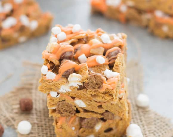 The classic crispy treat you love, turned into a Fall favorite.  These Pumpkin Spice S'mores Bars combine S’mores cereal, warm pumpkin spice seasoning and a delightful drizzle of chocolate and mini marshmallows. | Strawberry Blondie Kitchen