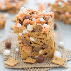 The classic crispy treat you love, turned into a Fall favorite.  These Pumpkin Spice S'mores Bars combine S’mores cereal, warm pumpkin spice seasoning and a delightful drizzle of chocolate and mini marshmallows. | Strawberry Blondie Kitchen