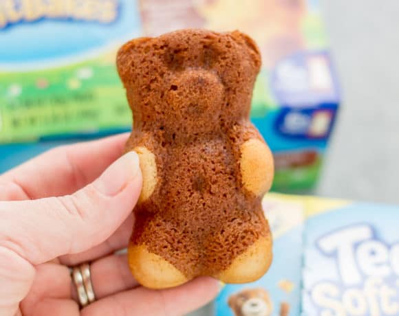 Snacking with TEDDY SOFT BAKED Filled Snacks are the perfect after school treats your kids will love!  They're fun, delicious and contain no high fructose corn syrup, no artificial flavors and no artificial colors!  They're a parenting win!   | Strawberry Blondie Kitchen