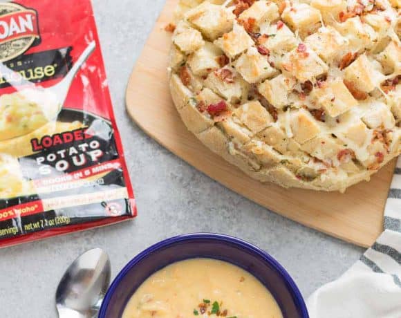 Warm up this season with Idahoan® Steakhouse® Soups and this delicious Cheddar Bacon Ranch Pull Apart Bread.  The perfect winning combination to keep cozy this season. | Strawberry Blondie Kitchen