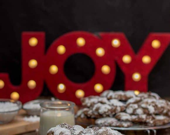 Peppermint Crinkle Cookies are delicious, chocolaty, minty bites of cookies suitable for the big guy himself! | Strawberry Blondie Kitchen