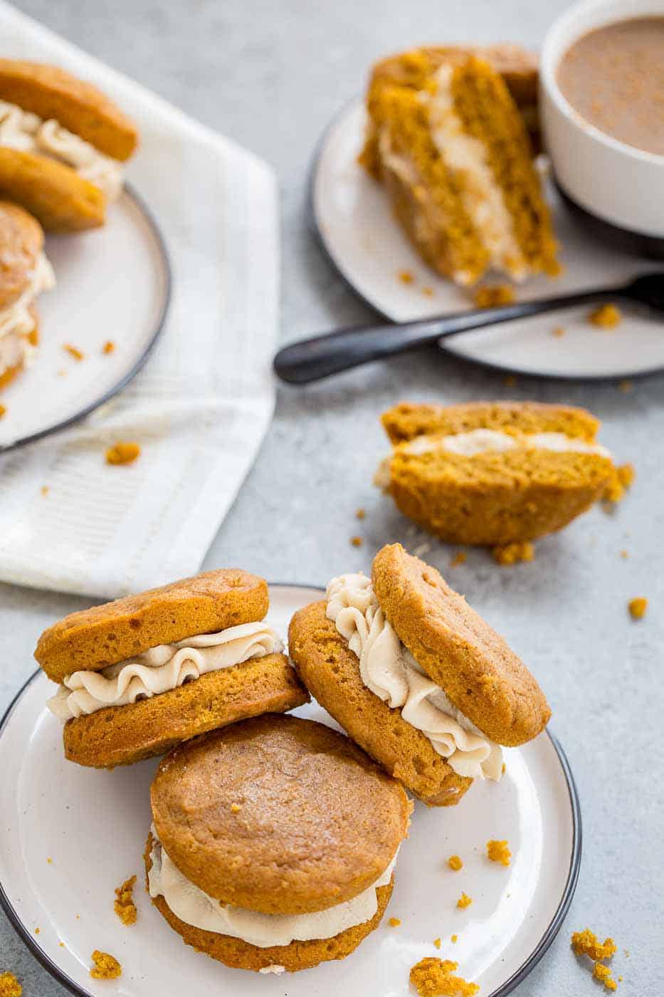 https://www.strawberryblondiekitchen.com/wp-content/uploads/2018/09/Pumpkin-Spice-Whoopie-Pies-0578_hero.jpg