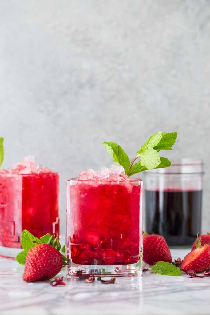 strawberry hibiscus mint julep | #brunchweek