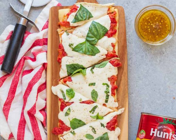 This Easy Margherita Flatbread Recipe is ready in under 20 minutes and thanks to Hunt's San Marzano style tomatoes, it's the freshest flatbread you'll get this side of Italy!